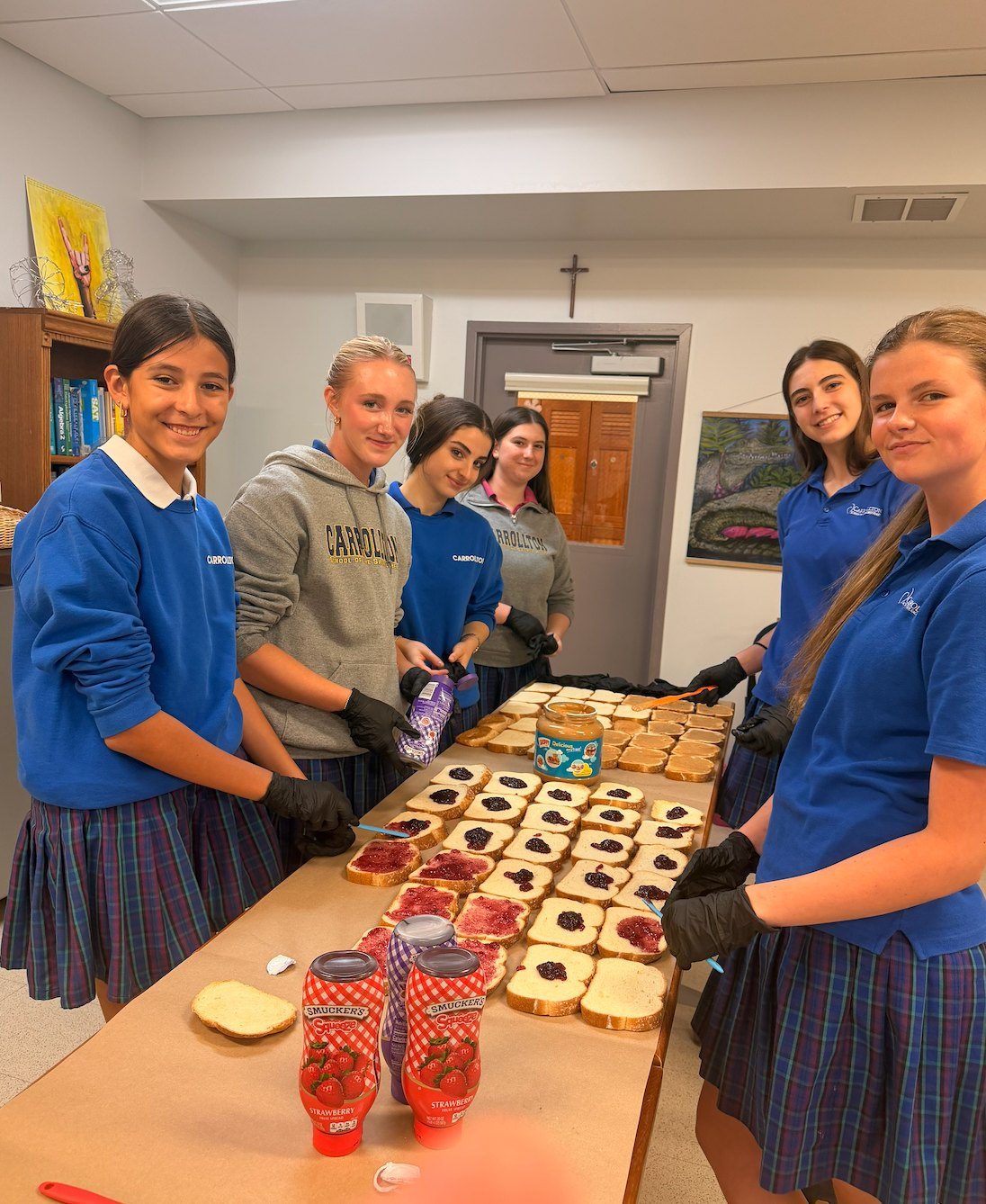 intro-students-smiling-spreading-jelly